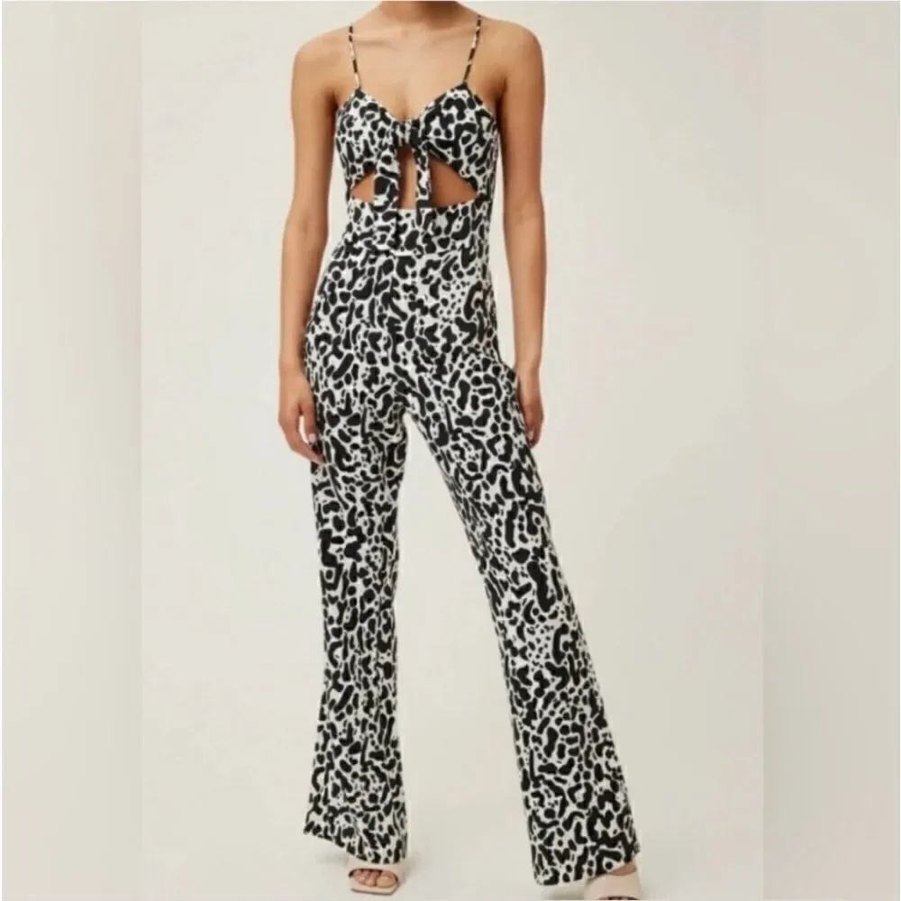 Lita by Ciara size XS black & white print front cutout jumpsuit wideleg.